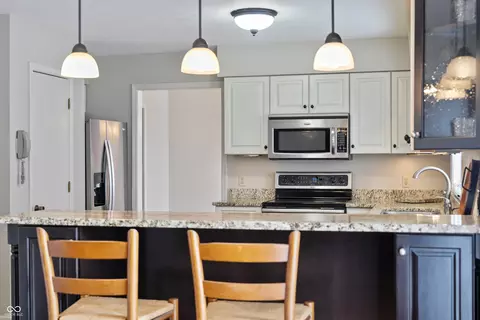 Kitchen - 3705 River Rd, Columbus, IN 47203 photo 7 of 9