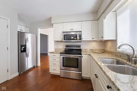 Kitchen - 3705 River Rd, Columbus, IN 47203 photo 3 of 9