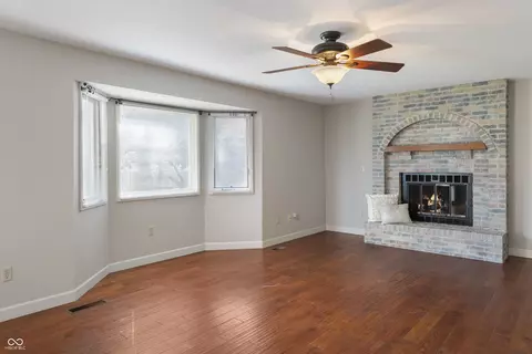 Living - 3705 River Rd, Columbus, IN 47203 photo 6 of 7