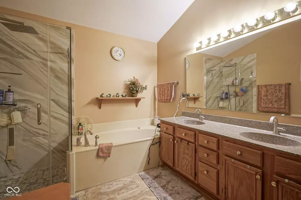 Bath - 7531 Bancaster Dr, Indianapolis, IN 46268 photo 2 of 4