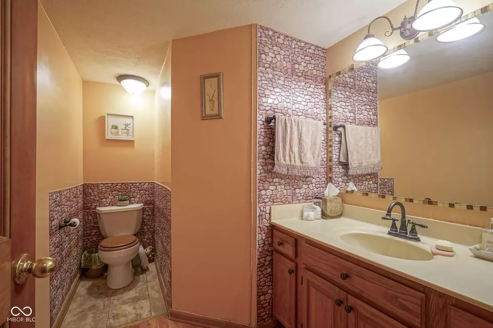 Bath - 7531 Bancaster Dr, Indianapolis, IN 46268 photo 4 of 4