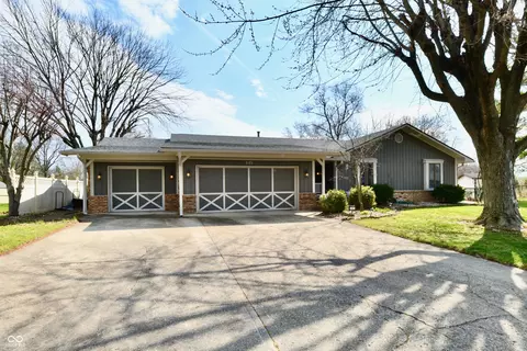 695 Valley Oaks Rd, Greenwood, IN 46143