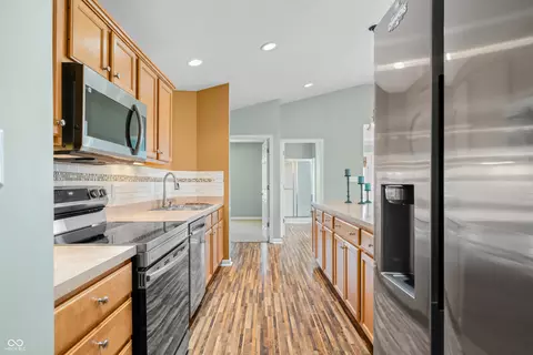 Kitchen - 1120 Constitution Dr, Edinburgh, IN 46124 photo 2 of 3