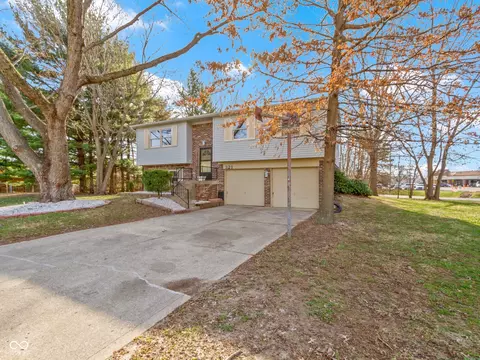 321 Pleasantview Dr, Greenwood, IN 46142