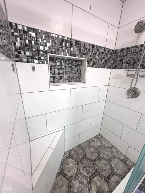 Bath - 1733 Beech Cir, Plainfield, IN 46168 photo 2 of 6