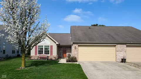 1304 Vicksburg S Dr, Greenwood, IN 46143
