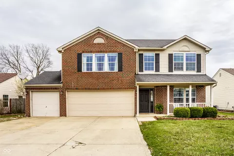 305 Beacon Point Ln, Fortville, IN 46040
