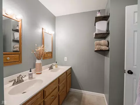 Bath - 704 E Crestline Dr, Bloomington, IN 47401 photo 3 of 6