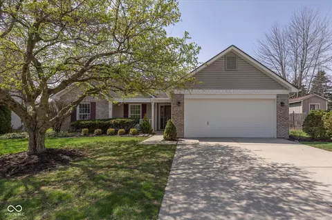 10662 Misty Hollow Ln, Fishers, IN 46038