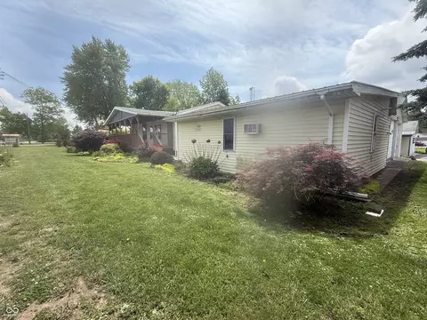 Exterior - 401 E Ferry St, Cayuga, IN 47928 photo 21 of 23