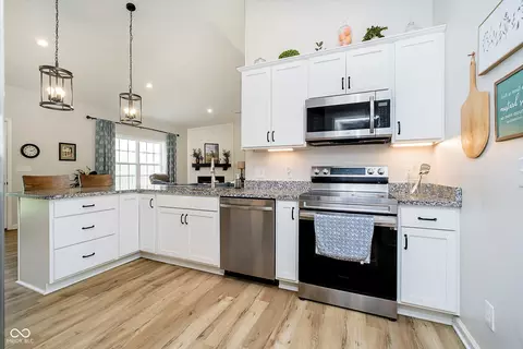 Kitchen - 246 Pratt Ln, Covington, IN 47932 photo 2 of 3