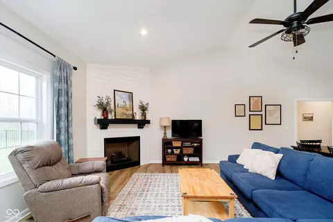 Living - 246 Pratt Ln, Covington, IN 47932 photo 1 of 3