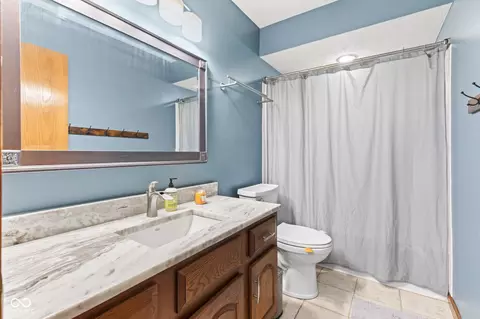 Bath - 923 Jonathan Dr, Plainfield, IN 46168 photo 2 of 3