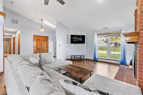 Living - 923 Jonathan Dr, Plainfield, IN 46168 photo 2 of 3