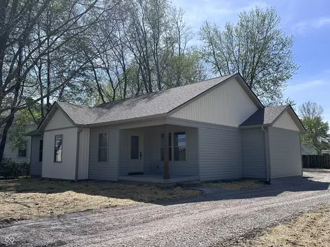 609 W Pearl St, Trafalgar, IN 46181