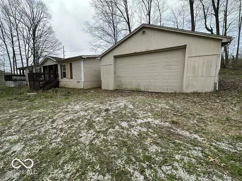 527 S Robbs Ln, Pekin, IN 47165