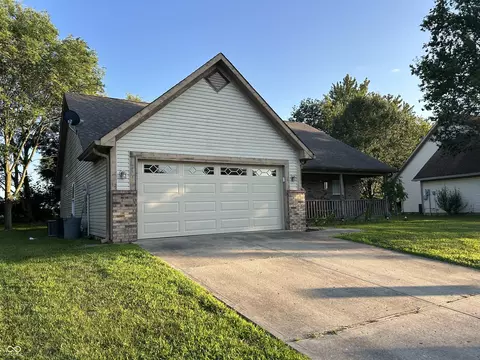937 Eagle Brook Dr, Shelbyville, IN 46176