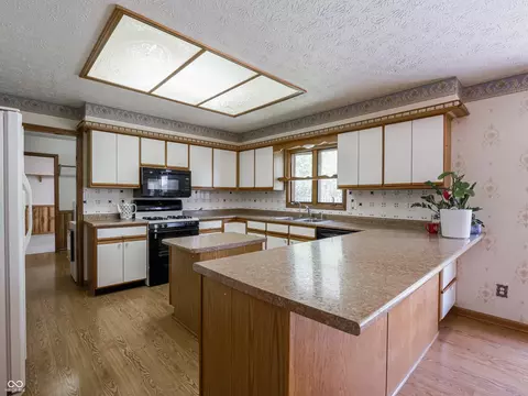 Kitchen - 575 Crestpoint Ln, Plainfield, IN 46168 photo 4 of 9
