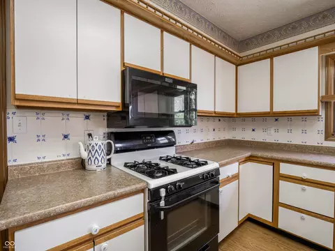 Kitchen - 575 Crestpoint Ln, Plainfield, IN 46168 photo 7 of 9