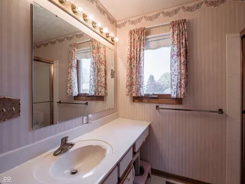 Bath - 575 Crestpoint Ln, Plainfield, IN 46168 photo 2 of 6