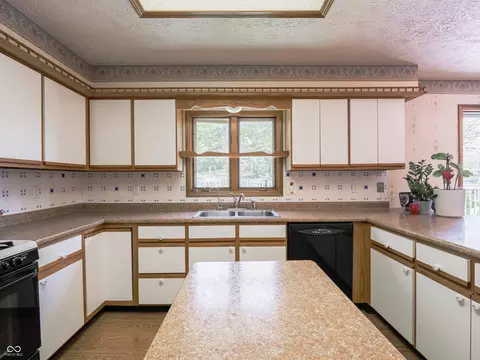 Kitchen - 575 Crestpoint Ln, Plainfield, IN 46168 photo 6 of 9