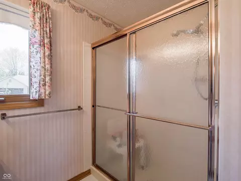 Bath - 575 Crestpoint Ln, Plainfield, IN 46168 photo 3 of 6
