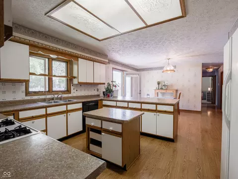 Kitchen - 575 Crestpoint Ln, Plainfield, IN 46168 photo 5 of 9