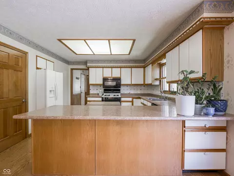 Kitchen - 575 Crestpoint Ln, Plainfield, IN 46168 photo 3 of 9