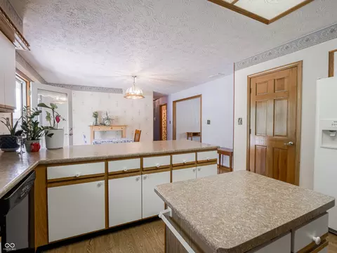 Kitchen - 575 Crestpoint Ln, Plainfield, IN 46168 photo 8 of 9