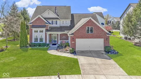 10471 Meadow Lake Dr, Fishers, IN 46038