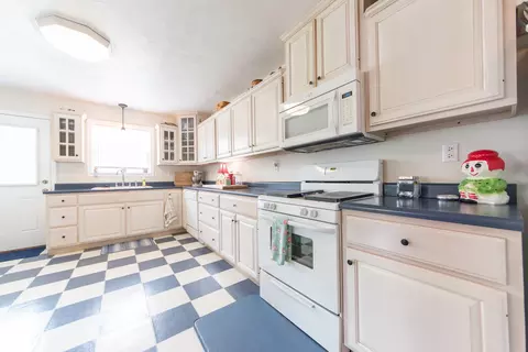 Kitchen - 282 N Mapleton St, Columbus, IN 47201 photo 2 of 5