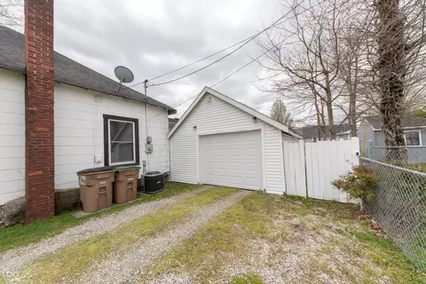 Exterior - 282 N Mapleton St, Columbus, IN 47201 photo 5 of 9