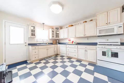 Kitchen - 282 N Mapleton St, Columbus, IN 47201 photo 1 of 5
