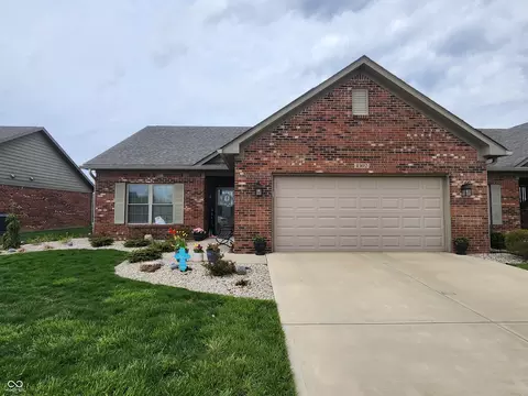 1302 Country Creek Cir, Shelbyville, IN 46176