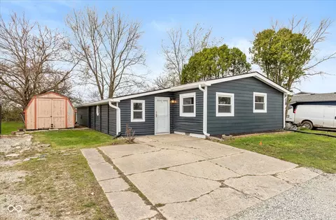 14 Fountain Lake Dr, Greenfield, IN 46140