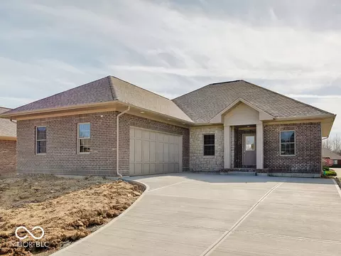 6135 Horizon Dr, Columbus, IN 47201