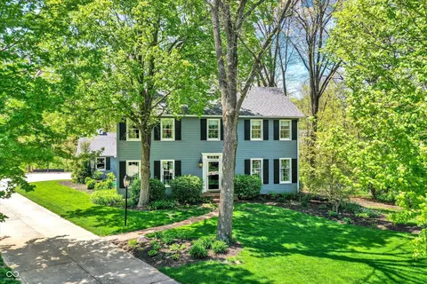 70 Williamsburg Ct, Zionsville, IN 46077