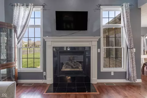 Living - 6472 Independence Ct, Pendleton, IN 46064 photo 3 of 4