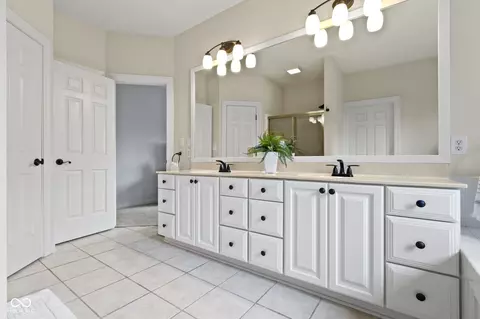 Bath - 10794 Pine Needle Ct, Fishers, IN 46037 photo 3 of 5