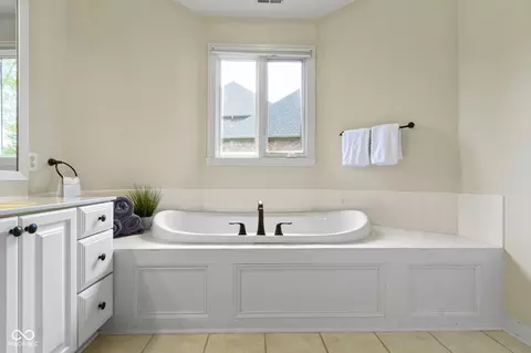 Bath - 10794 Pine Needle Ct, Fishers, IN 46037 photo 2 of 5