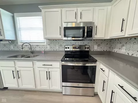 Kitchen - 405 Eagle Dr, Covington, IN 47932 photo 7 of 8