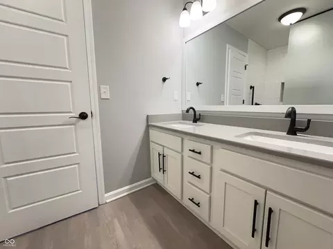 Bath - 405 Eagle Dr, Covington, IN 47932 photo 2 of 6