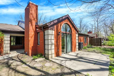 9309 Golden Woods Dr, Indianapolis, IN 46268