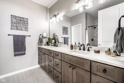 Bath - 624 E Walnut St #46, Indianapolis, IN 46204 photo 1 of 4