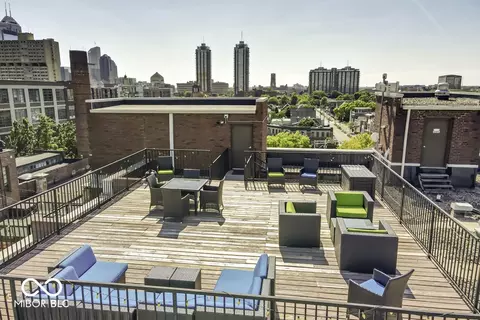 Exterior - 624 E Walnut St #46, Indianapolis, IN 46204 photo 11 of 12