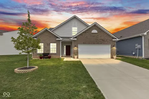5423 Maywood Dr, Whitestown, IN 46075