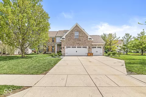 6758 Woodcliff Cir, Zionsville, IN 46077