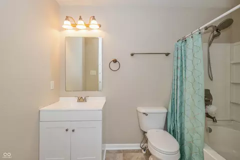 Bath - 9307 W Dockside Cir, Pendleton, IN 46064 photo 2 of 3