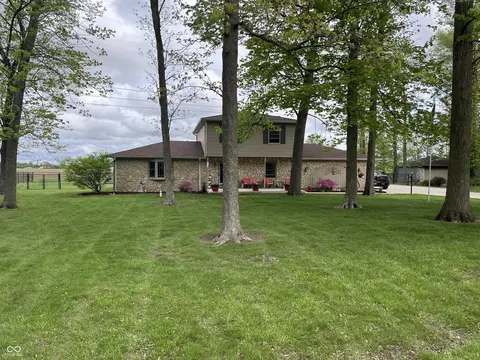 5282 W Blue Bell Dr, New Palestine, IN 46163
