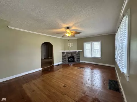 Living - 315 W High St, Pendleton, IN 46064 photo 4 of 8